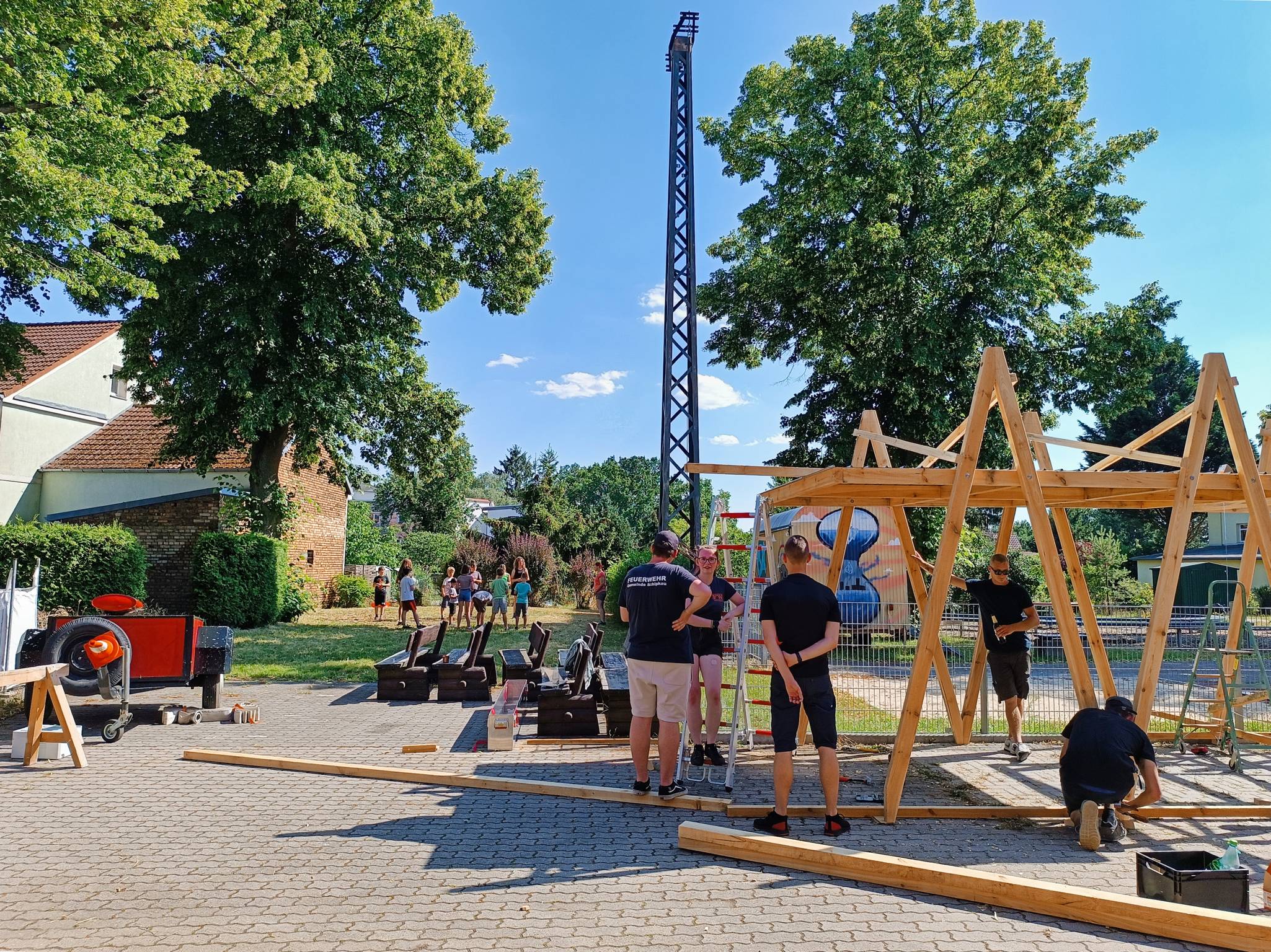 Aufbau der Holzkonstruktion bei der Feuerwehr Annahütte