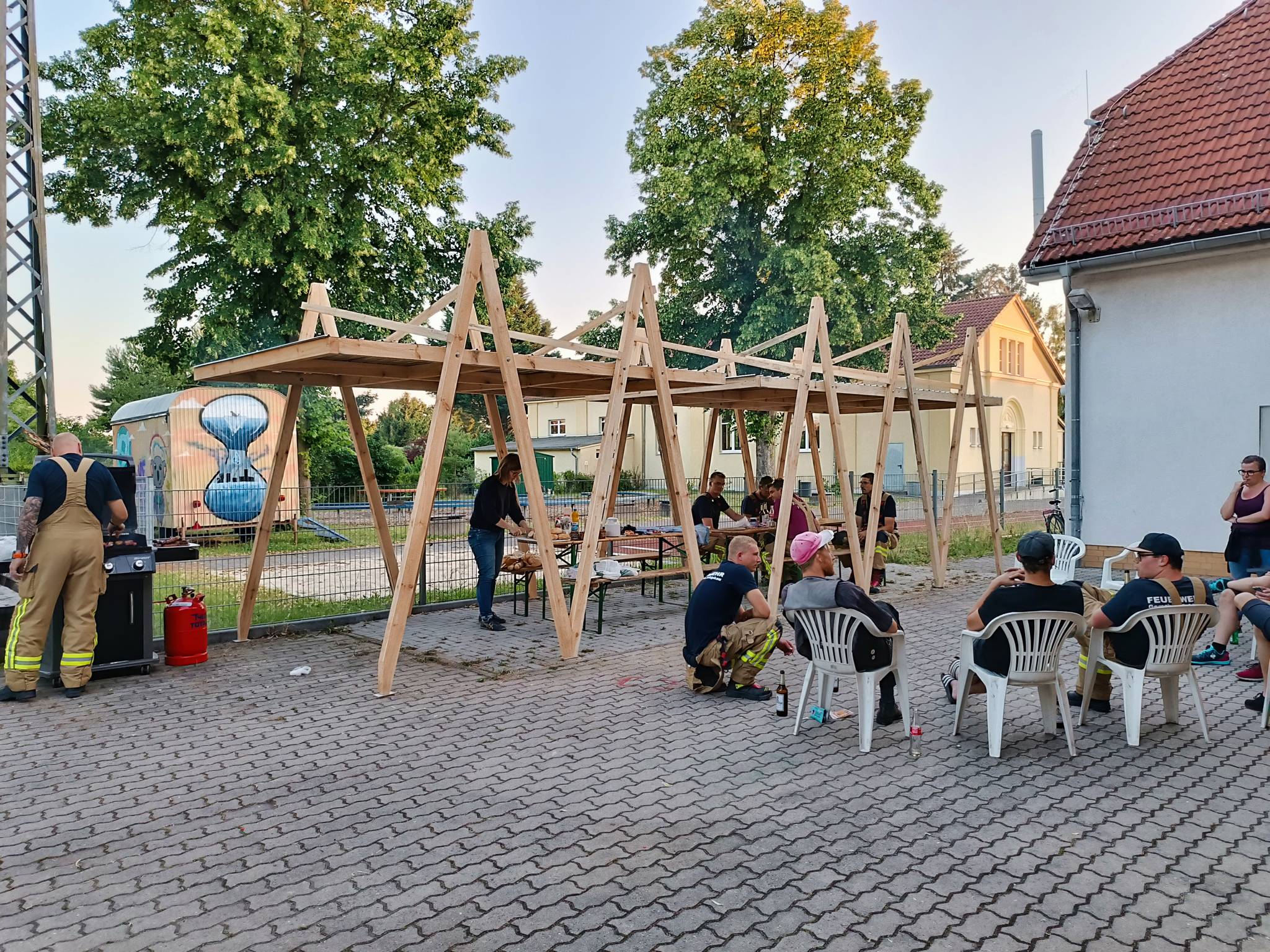 Gemeinschaftliche Holzkonstruktion und Treffpunkt